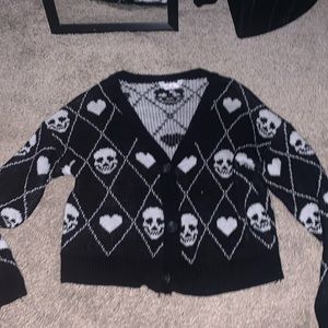 Grunge skull and heart black and white sweater SIZE MEDIUM